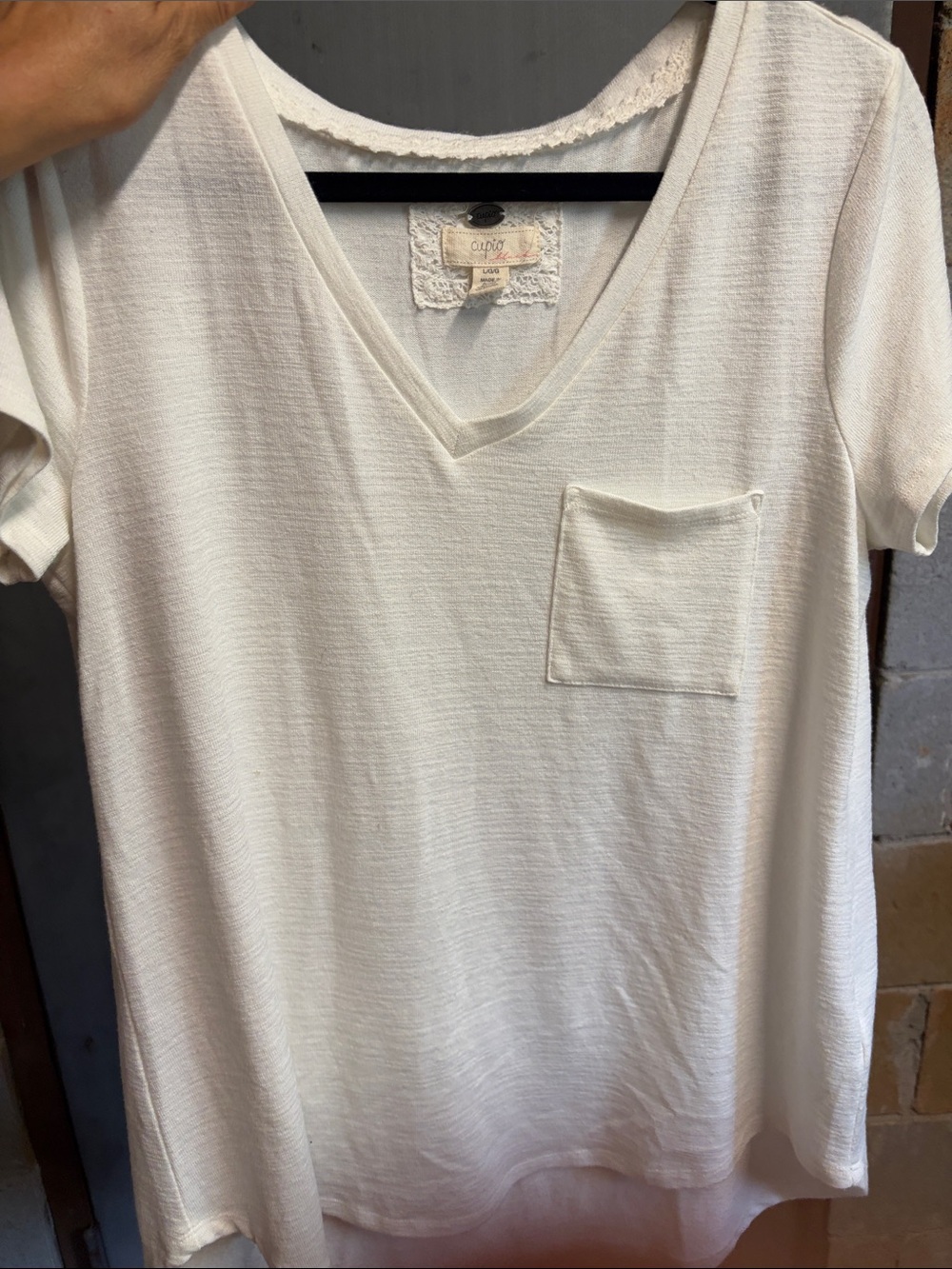 Cupio Women’s Cream V-Neck Short Sleeve Pocket Tee
